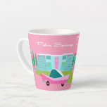 Ressorts de palmier rose rétro Latte Mug<br><div class="desc">Entre l’arrière - plan rose, la maison moderne turquoise du milieu du siècle et la voiture classique des années 1950, ce design ne pouvait pas être plus Palm Springs s’il le disait dans les nuages. Oh, attendez, il le dit dans les nuages ! La pierre bleue et turquoise de la...</div>