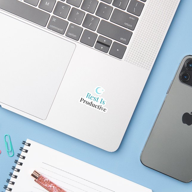 Rest Is Productive – Minimal Aesthetic Sticker (Ordinateur portable avec iPhone)