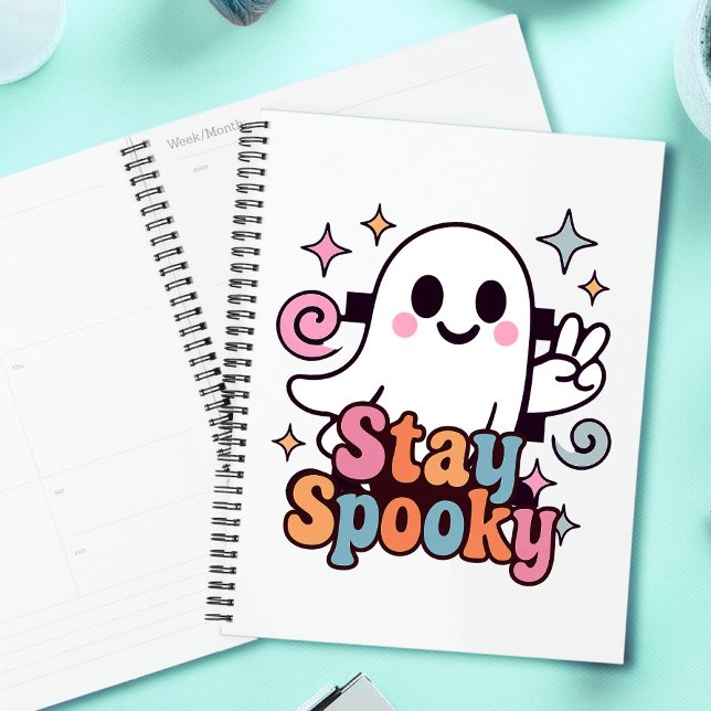 Restez Éffrayant Super Fantôme Retro Pastel Hallow (Celebrate Halloween season in style with this groovy ghost stay spooky design.)