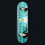 Retro Cocktail Lounge Skateboard<br><div class="desc">Chaque heure est l'heure heureuse avec ce Retro Cocktail Lounge Skateboard. Le design moderne du milieu du siècle présente un dessin animé minimaliste et animé de style années 1960 d'un bar à cocktails élégant. Sur fond de mur d'aqua, on peut voir des rangées de verres de boisson. Au moins, on...</div>