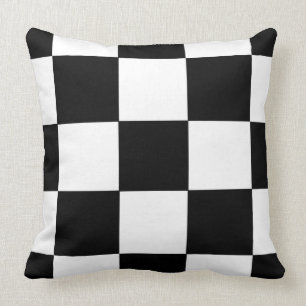 Rétro coussin noir et blanc de motif de damier