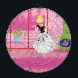 Rétro dans la Cible de flechettes rose<br><div class="desc">Ce Retro In the Pink Cible de flechettes ressemble à une scène d'une comédie romantique des années 60. Le design minimaliste montre une femme sophistiquée dans son appartement penthouse ultra kitsch et ultra rose. La chambre est ornée d'un mur en briques roses avec des lignes de grout blanc. Devant le...</div>