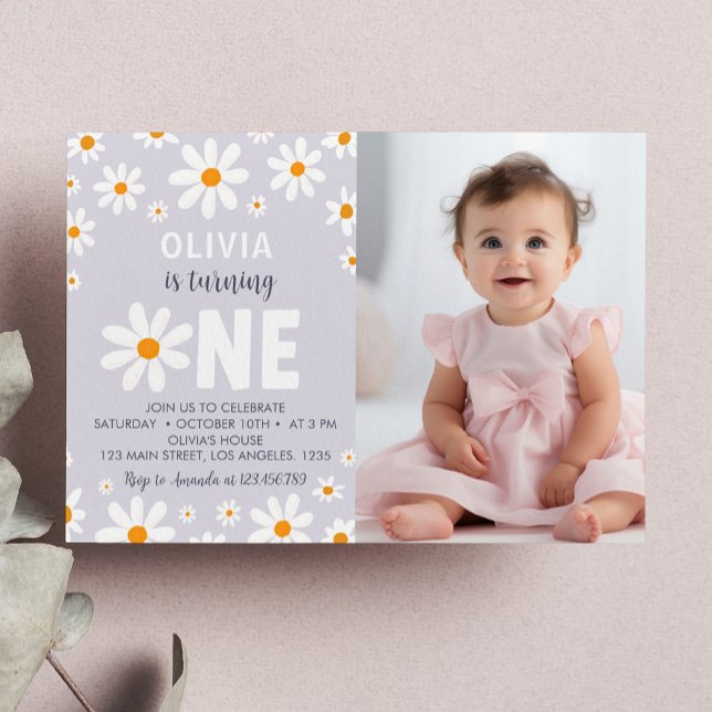 Retro Purple Daisy First Birthday Photo Invitation (Créateur téléchargé)