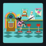 Rétro Soda Fontaine Acrylique Mur Horloge<br><div class="desc">Servez quelque chose de spécial avec cette horloge murale rétro Soda Fontaine Acrylique. L'art minimaliste, dessin animé, présente l'intérieur du lieu le plus frais de la ville. C'est une fontaine de soda des années 50, dans toute sa gloire kitsch ! Sur fond de mur d'aqua, on peut voir des affiches...</div>