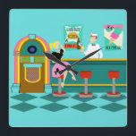 Rétro Soda Fontaine Acrylique Mur Horloge<br><div class="desc">Servez quelque chose de spécial avec cette horloge murale rétro Soda Fontaine Acrylique. L'art minimaliste, dessin animé, présente l'intérieur du lieu le plus frais de la ville. C'est une fontaine de soda des années 50, dans toute sa gloire kitsch ! Sur fond de mur d'aqua, on peut voir des affiches...</div>