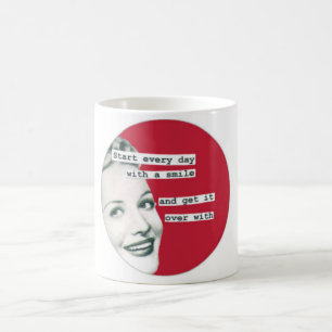 Rétro tasse heureuse de SOURIRE de femme au foyer