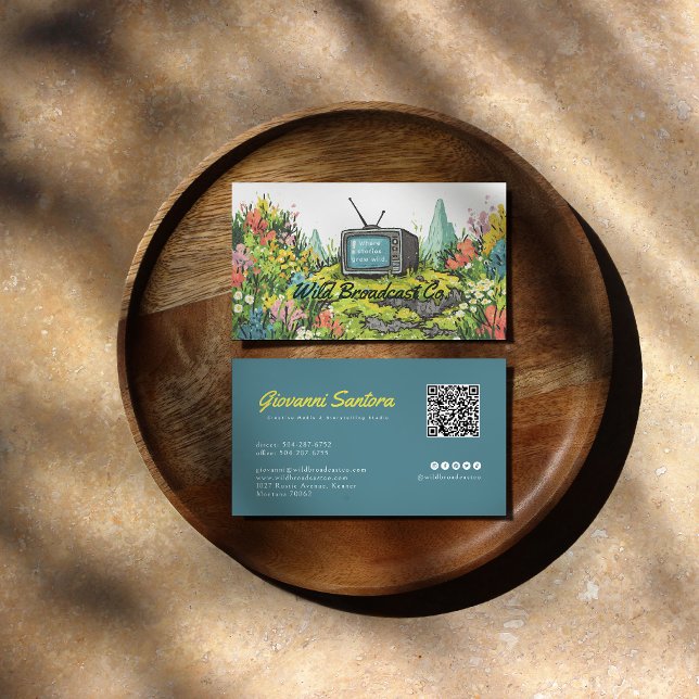 Retro TV Meadow | Carte de visite QR créative (Créateur téléchargé)