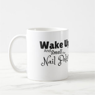 Réveillez et sentez la tasse de vernis à ongles