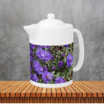 Rhododendron pourpre fleurit<br><div class="desc">Théière en céramique blanche avec couvercle qui présente une photo de petites fleurs de Rhododendron violet. Un joli design floral !</div>