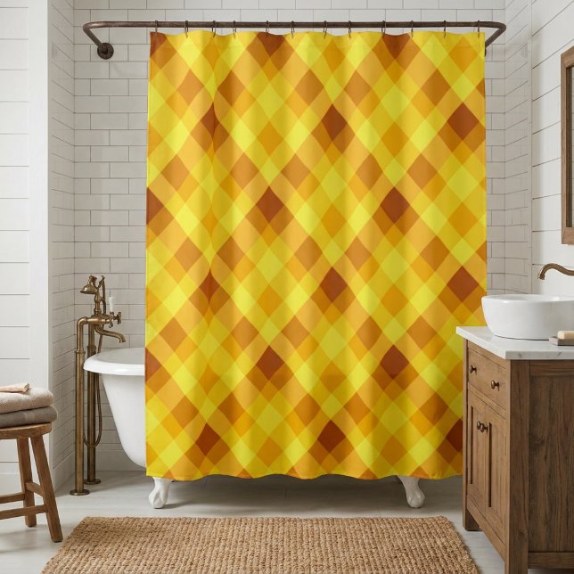 Rideau de douche à carreaux jaune vif de jaune d'œ (Cute Egg Yolk Yellow Plaid Shower Curtain hanging from shower rod in front of a tub in a bathroom.)