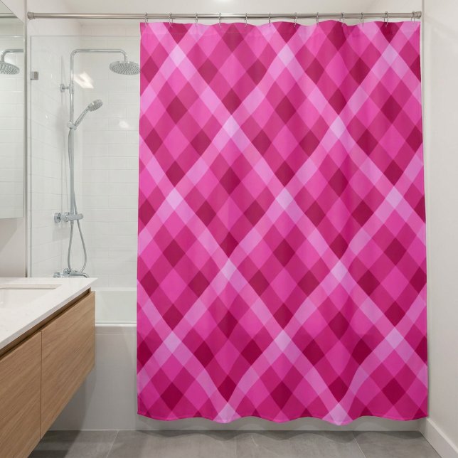 Rideau de douche à carreaux rose magenta magnifiqu (Beautiful Pink Magenta Plaid Shower Curtain hanging on shower rod in a bathroom.)