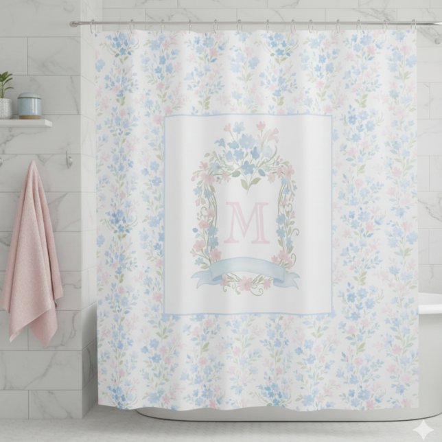 Rideau de douche à monogramme floral personnalisé (elegant girly preppy grandmillennial floral crest shower curtain with custom monogram initial)