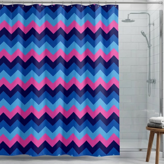 Rideau de douche à motif chevron rose bleu clair (Cool Blue Pink Chevron Pattern Shower Curtain hanging in shower in a bathroom.)