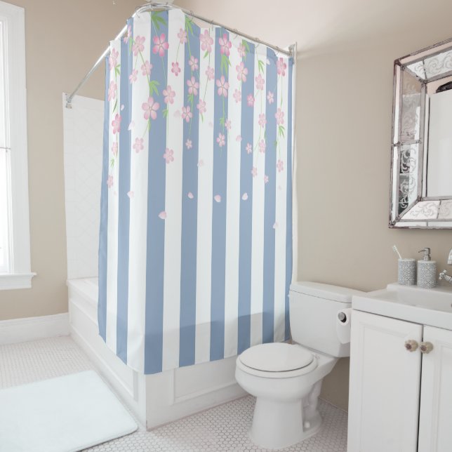 Rideau de douche bleu et blanc à rayures florales  (En situation)