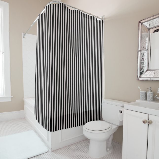 Rideau de douche de salle de bain à rayures noires (En situation)