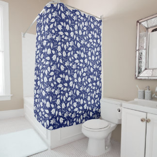 Rideau de douche floral bleu profond et blanc