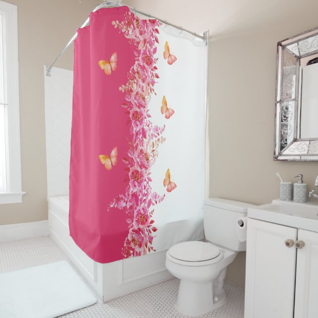 Rideau de douche rose floral avec papillon gracieu (En situation)