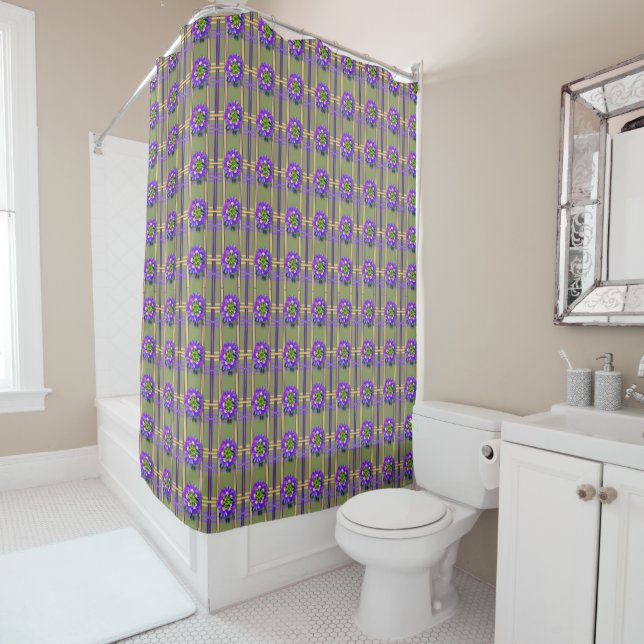 Rideau de douche vert mousse avec fleurs violettes (En situation)
