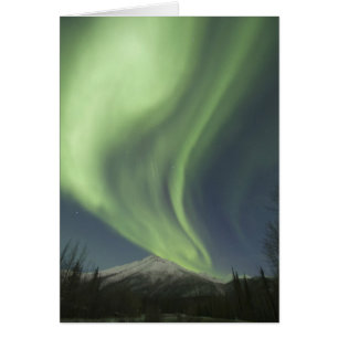 Rideaux d'aurore boréale verte dans le ciel