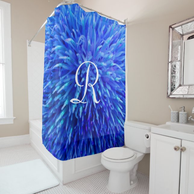 Rideaux De Douche Abstrait Floral Bleu, Monogramme Blanc, (En situation)
