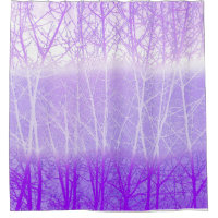 Arbres brumeux givrés en lilas lavande