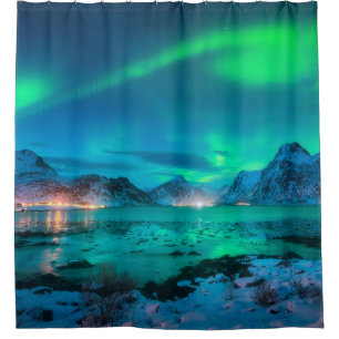 Rideaux De Douche Aurora borealis sur la côte de la mer, montagne en
