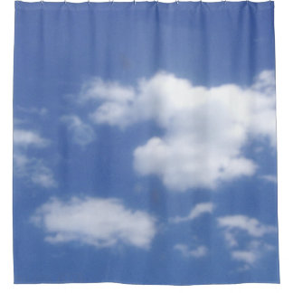 rideaux de douche avec nuages dans un ciel bleu