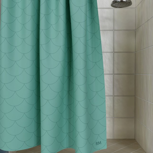 Rideaux De Douche Balles de sirènes vertes de la mer d'Aquamarine (A green mermaid scale pattern shower curtain with space for your initials. Check out the collection!)