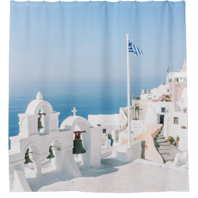 Rideaux De Douche Bâtiment en béton blanc près du plan d'eau dans  (Devant)