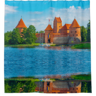 Rideaux De Douche Beau château médiéval sur un lac bleu