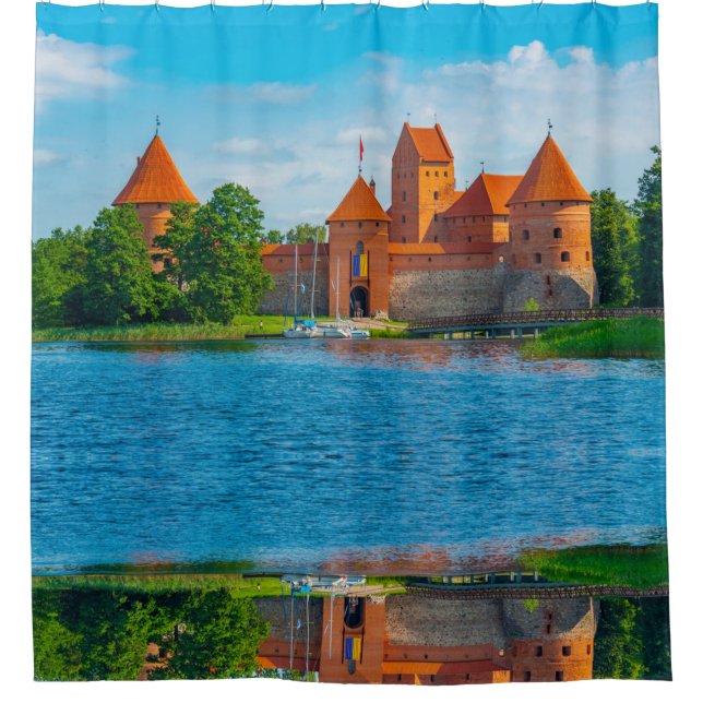 Rideaux De Douche Beau château médiéval sur un lac bleu          (Devant)