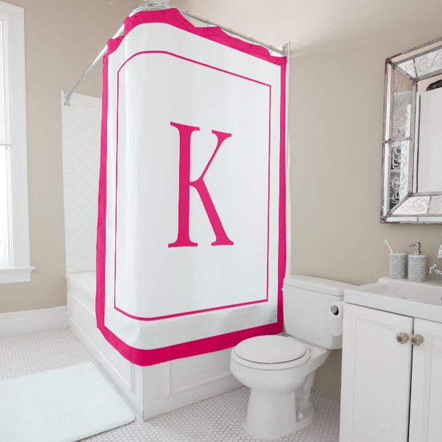 Rideaux De Douche Blanc girly et initiale monogramme fuchsia (En situation)