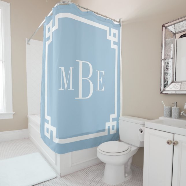 Rideaux De Douche Bleu ciel et clé grecque blanche | Monogrammé (En situation)