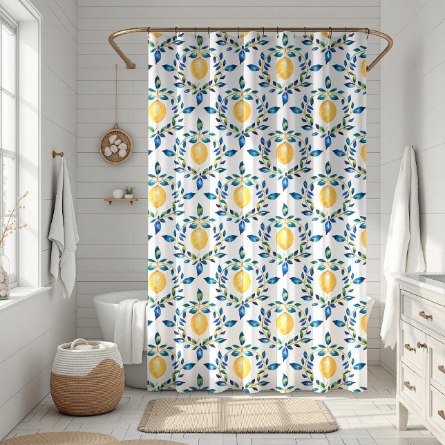 Rideaux De Douche Bleu méditerranéen et citron jaune Botanique (Mediterranean Blue and Yellow Lemon Botanical Shower Curtain in a white boho bathroom)