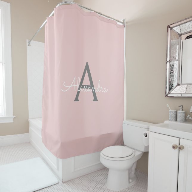 Rideaux De Douche Blush Rose Gris Moderne Écriture Féminine Monogram (En situation)