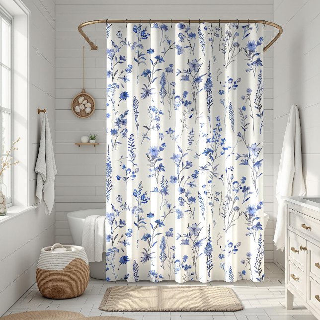 Rideaux De Douche Boho Fleurs sauvages bleu et blanc (Boho Blue and White Wildflowers Shower Curtainin a sunny white boho bathroom.)