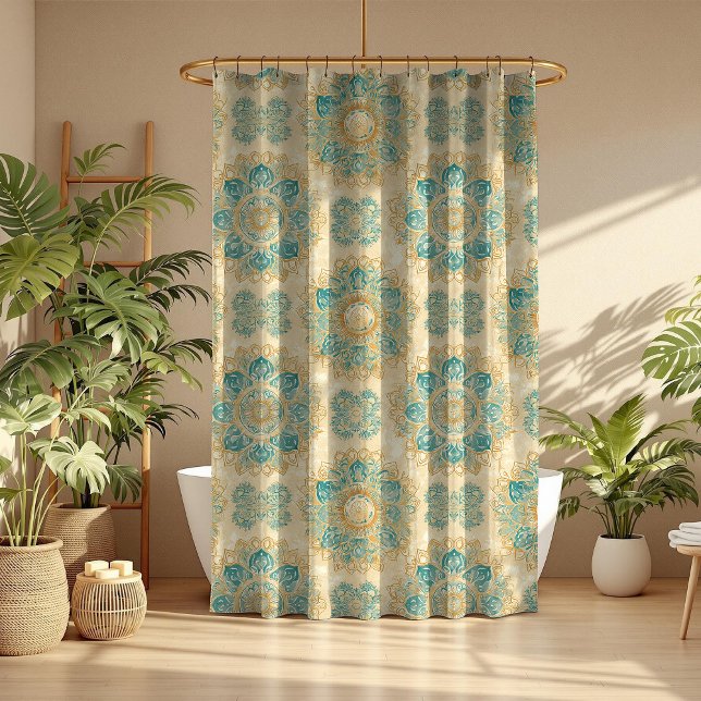 Rideaux De Douche Boho Turquoise et Sable Beige Mandala (Boho Turquoise and Sand Beige Mandala Shower Curtain in a boho bathroom with house plants.)