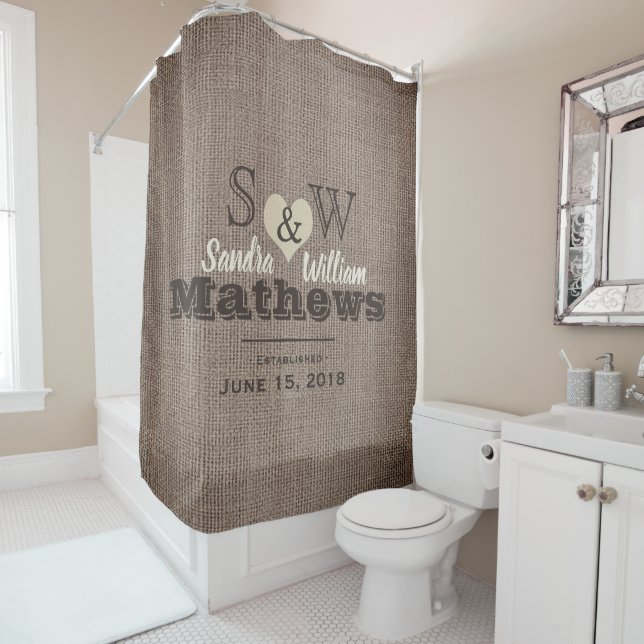 Rideaux De Douche Burlap rustique et Mariage de monogramme cardiaque (En situation)