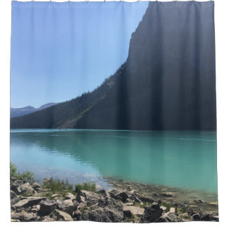 RIDEAUX DE DOUCHE CANOES MULTICOLORES MOUILLÉS DANS UN QUAI AU LAC