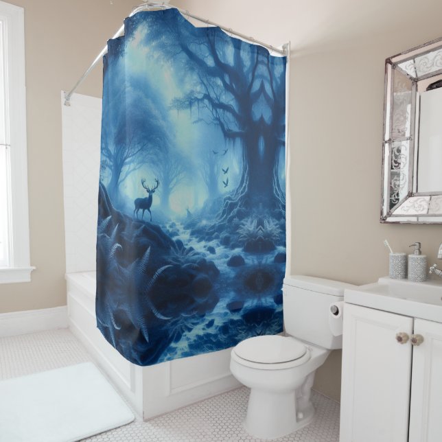 Rideaux De Douche Cerf dans une forêt sombre de brume bleue (En situation)