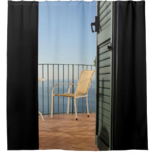 Rideaux De Douche Chaise en métal blanc à côté de la clôture le mati