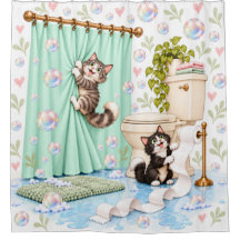 Chats espiègles dans la salle de bain
