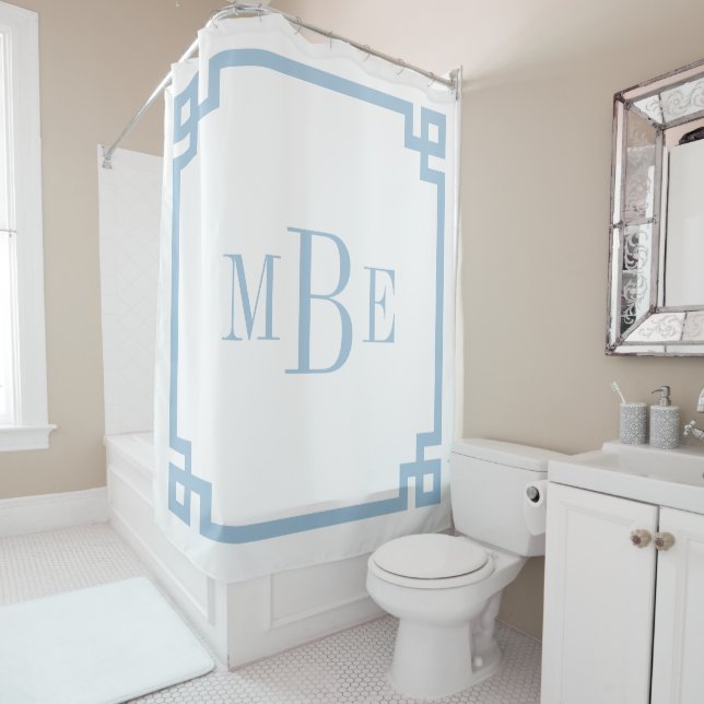 Rideaux De Douche Clé grecque bleu ciel et blanc | Monogrammé (En situation)