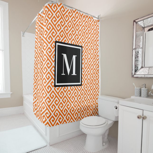 Rideaux De Douche Clé grecque orange vif noir et blanc monogramme (En situation)