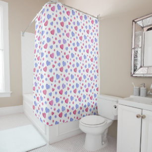 Rideaux De Douche Coeurs roses et bleus sur un arrière - plan blanc.