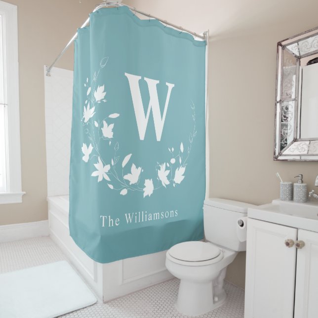 Rideaux De Douche Couronne de monogramme florale sarcelle personnali (En situation)