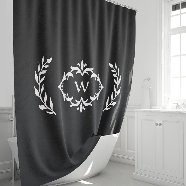 Rideaux De Douche Couronne initiale personnalisée en noir et blanc (Stylish Black & White Custom Monogrammed Initial Laurel Wreath Shower Curtain)