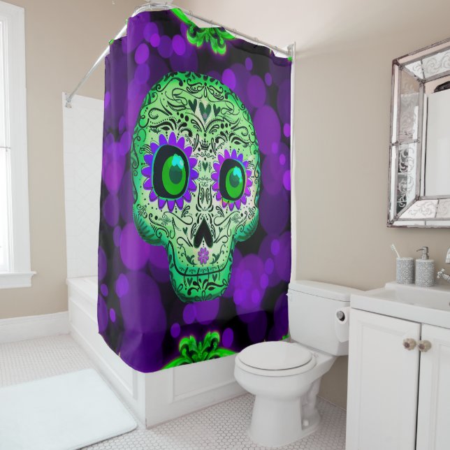 Rideaux De Douche Crâne de sucre vert et pourpre brillant Halloween (En situation)