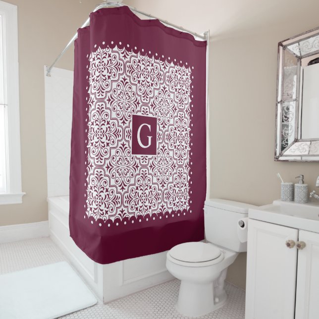 Rideaux De Douche Damas bordeaux, bordures de pétoncles et monogramm (En situation)