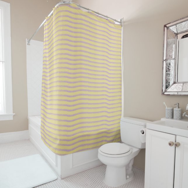 Rideaux De Douche Des rayures gris mauve sur le beige. (En situation)